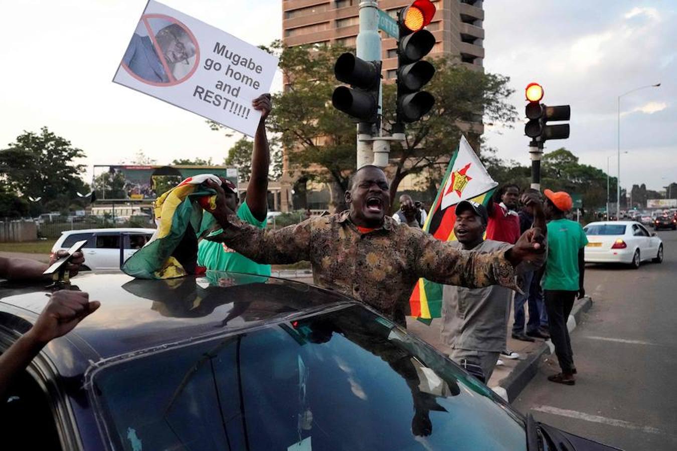 Los zimbabuenses celebran la dimisión de Mugabe