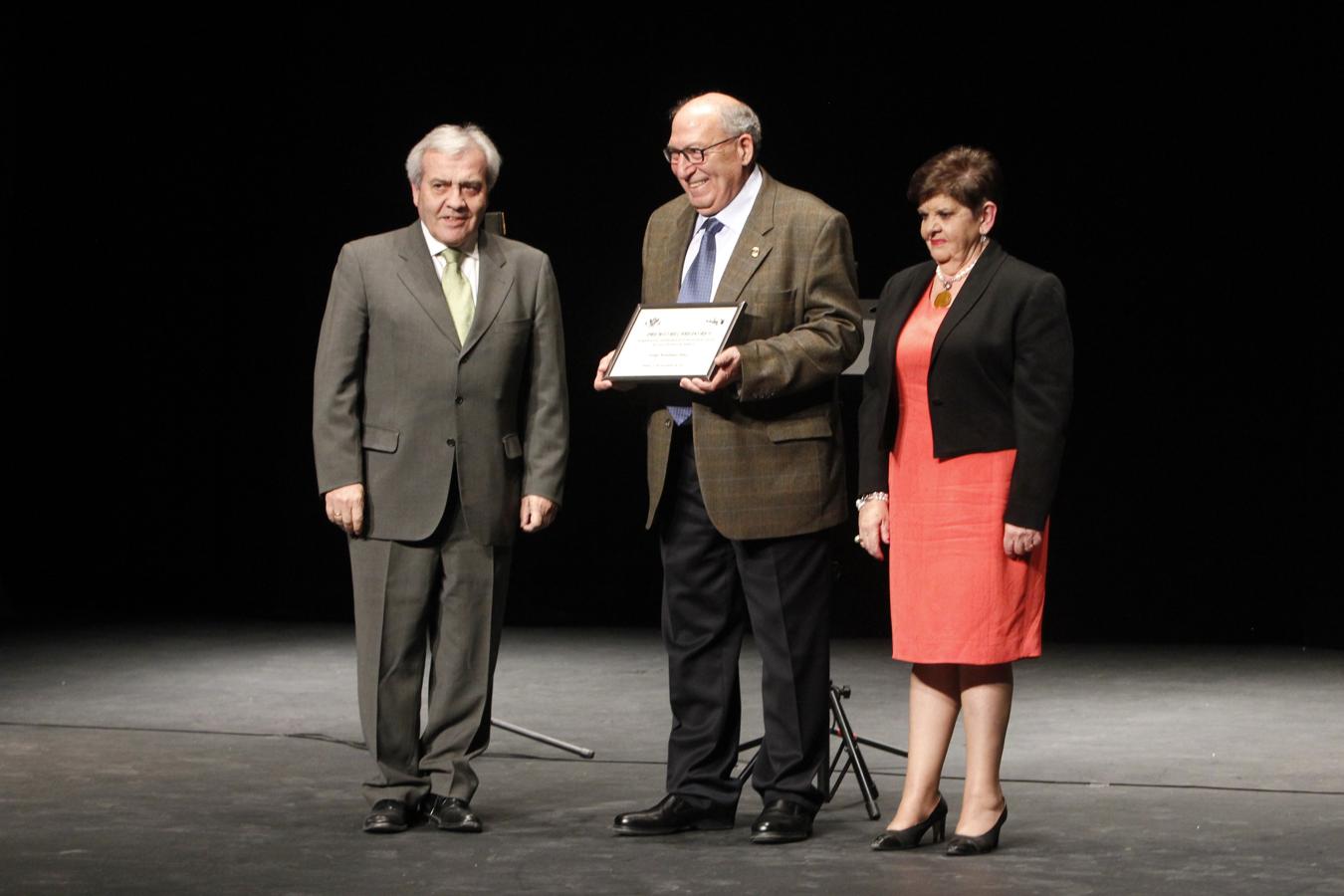 El concejal Juan José Pérez del Pino ha entregado el galardón a Felipe Hernández Ponos. 