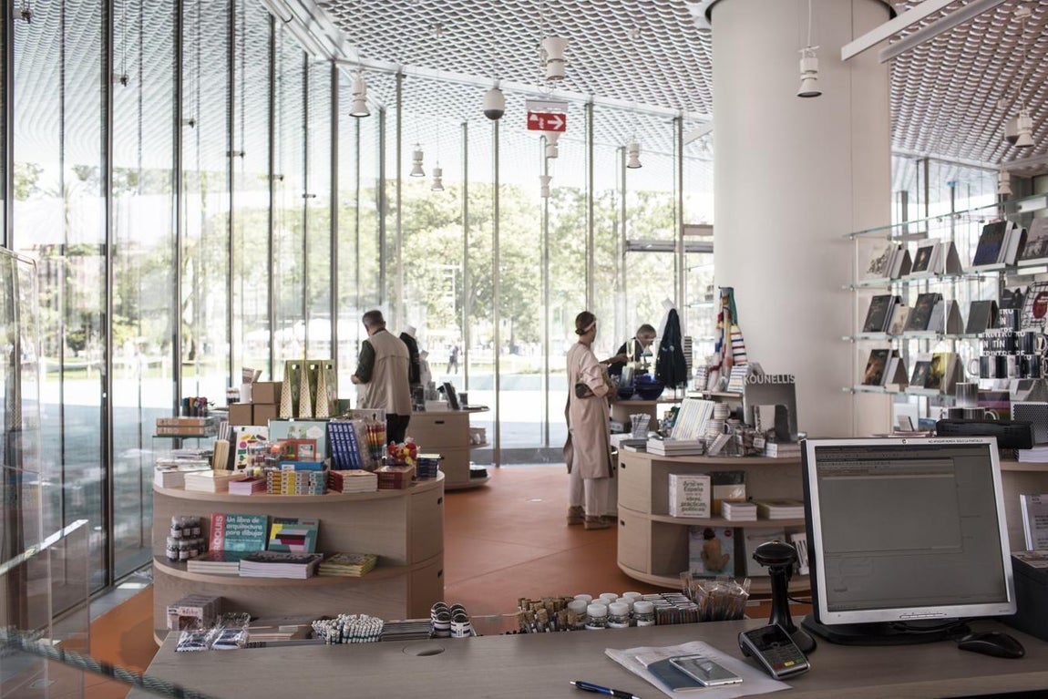 ACÉRCATE A LA TIENDA Y DESCUBRE UNA AMPLIA SELECCIÓN DE LIBROS Y ARTÍCULOS EXCLUSIVOS INSPIRADOS EN EL EDIFICIO Y LAS EXPOSICIONES. Reserva ya tu entrada y evita colas: <a href="http://www.centrobotin.org/comprar-entrada-centro-botin/?utm_medium=display&amp;utm_source=abclistadocultura&amp;utm_campaign=Entradas&amp;utm_content=entradas&amp;utm_term=spanish" target="_blank">www.centrobotin.org</a>. 