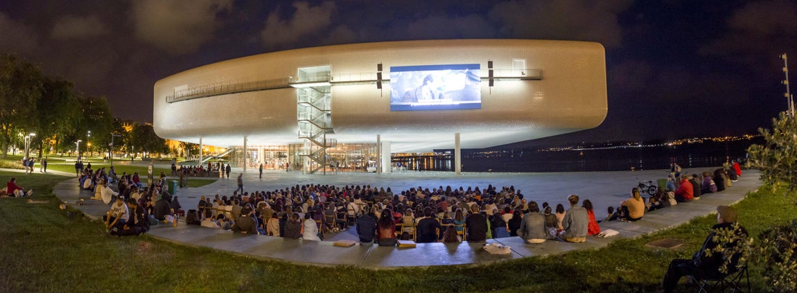 DISFRUTA DE LA PROGRAMACIÓN DEL CENTRO EN SU ANFITEATRO EXTERIOR. Reserva ya tu entrada y evita colas: <a href="http://www.centrobotin.org/comprar-entrada-centro-botin/?utm_medium=display&amp;utm_source=abclistadocultura&amp;utm_campaign=Entradas&amp;utm_content=entradas&amp;utm_term=spanish" target="_blank">www.centrobotin.org </a>. 