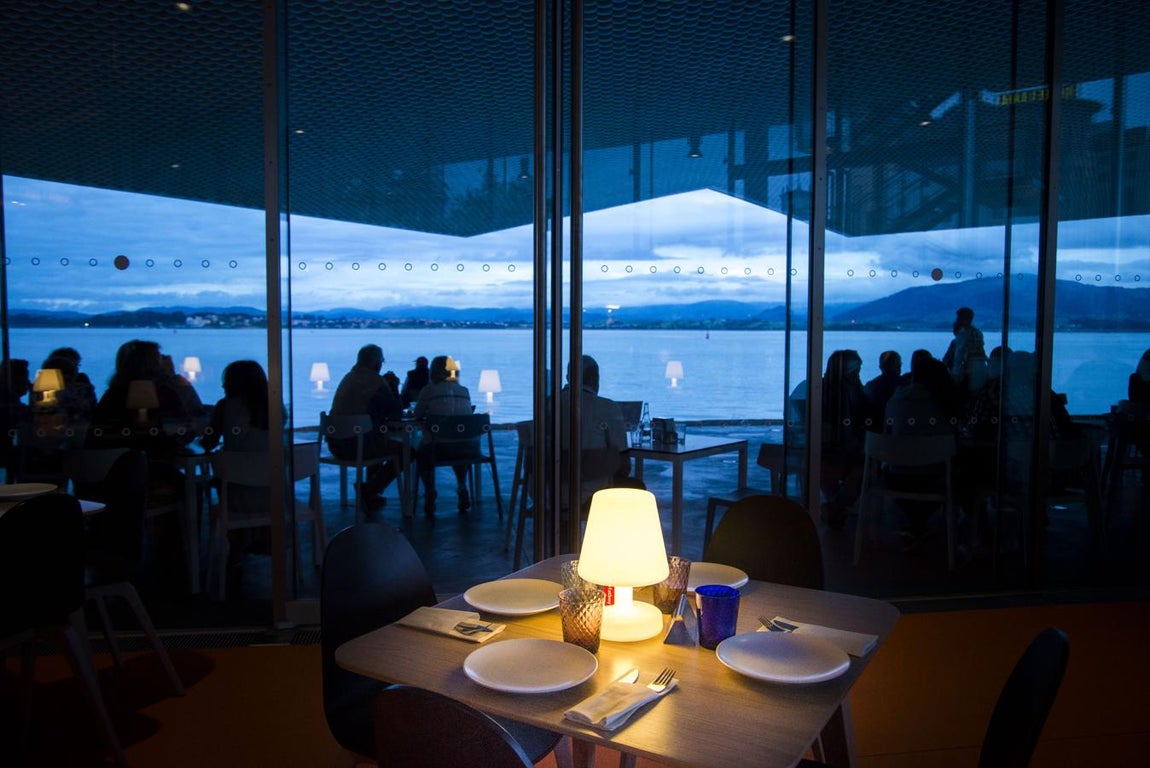 SABOREA EN UN ENTORNO INIGUALABLE LAS RACIONES CREATIVAS DEL CHEF JESÚS SANCHEZ EN EL RESTAURANTE «EL MUELLE DEL CENTRO BOTÍN». Reserva ya tu entrada y evita colas: <a href="http://www.centrobotin.org/comprar-entrada-centro-botin/?utm_medium=display&amp;utm_source=abclistadocultura&amp;utm_campaign=Entradas&amp;utm_content=entradas&amp;utm_term=spanish" target="_blank">www.centrobotin.org </a>. 