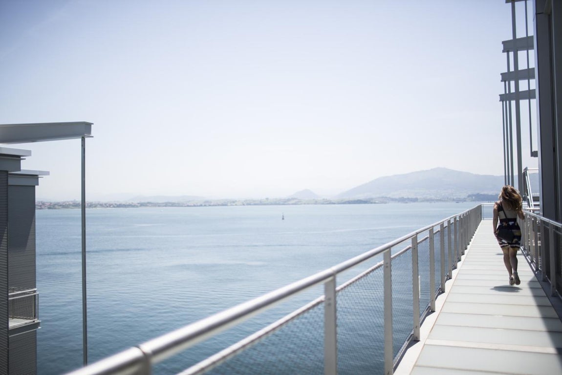 CAMINA SOBRE LA BAHÍA DESDE EL PACHINKO, UN CONJUNTO DE PASARELAS DE VIDRIO, SITUADAS A SIETE METROS DE ALTURA, QUE CONECTAN LOS VOLÚMENES DEL EDIFICIO. Reserva ya tu entrada y evita colas: <a href="http://www.centrobotin.org/comprar-entrada-centro-botin/?utm_medium=display&amp;utm_source=abclistadocultura&amp;utm_campaign=Entradas&amp;utm_content=entradas&amp;utm_term=spanish" target="_blank">www.centrobotin.org </a>. 