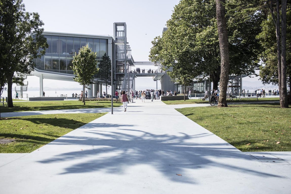 PASEA POR LOS HISTÓRICOS JARDINES DE PEREDA QUE HAN SIDO REMODELADOS APROVECHANDO LA CONSTRUCCIÓN DEL EDIFICIO, DUPLICANDO SU EXTENSIÓN. Reserva ya tu entrada y evita colas: <a href="http://www.centrobotin.org/comprar-entrada-centro-botin/?utm_medium=display&amp;utm_source=abclistadocultura&amp;utm_campaign=Entradas&amp;utm_content=entradas&amp;utm_term=spanish" target="_blank">www.centrobotin.org</a>. 