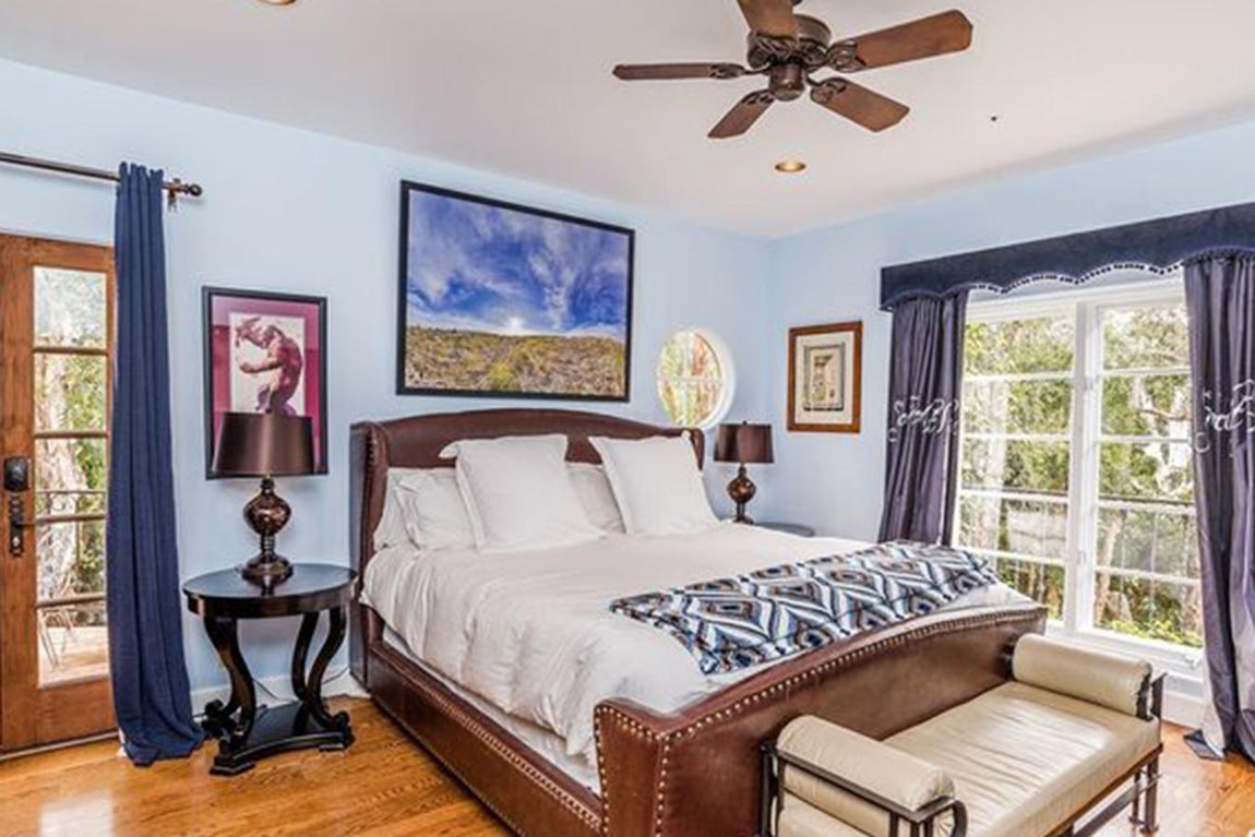 Suelos de madera. Al contrario que en el resto de la casa, donde el pavimento es de piedra, cerámica o barro cocido, en el caso de los dormitorios la estrategia cambia: se escoge la madera. La madera, además de encajar mucho mejor con los elementos dedicados a un espacio íntimo, absorbe y mantiene el calor de las estancias