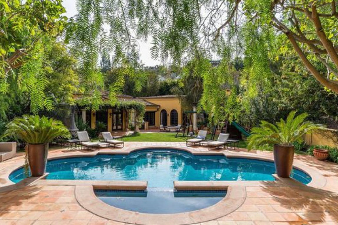 Una mansión discreta. La casa está ubicada en el lujoso barrio de Mulholland States, en Beberly Hills. La modelo la escogió porque era una de las propiedades más discretas: está ubicada en el centro de una enorme finca y blindada por una espesa zona verde que protege la intimidad de sus inquilinos del acoso de los paparazzi