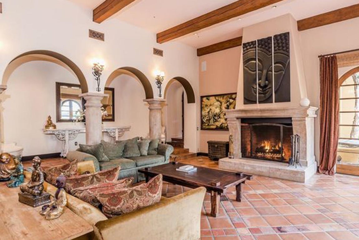 Comunidad exclusiva. La casa, dotada con todo el mobiliario, forma parte de una de las zonas más exclusivas de Los Ángeles. Todas las viviendas de la zona pasaron por varios propietarios, que dejaron su impronta en cada rincón. Estudiar sus historias es observar la trastienda de la historia del cine: fiestas, excesos, vidas truncadas y divorcios son los motivos principales por los que las propiedades cambian de manos. Los actuales vecinos de Jenner son Paris Hilton y Christina Aguilera