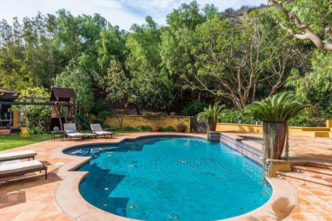 Piscina. La enorme piscina de diferentes alturas capta la atención del invitado que entra por primera vez. Se encuentra en el jardín, en una zona dedicada al relax: Junto a ella hay un spa, frente al spa un enorme chimenea y envolviendo todo este vergel, una espesa zona arbolada