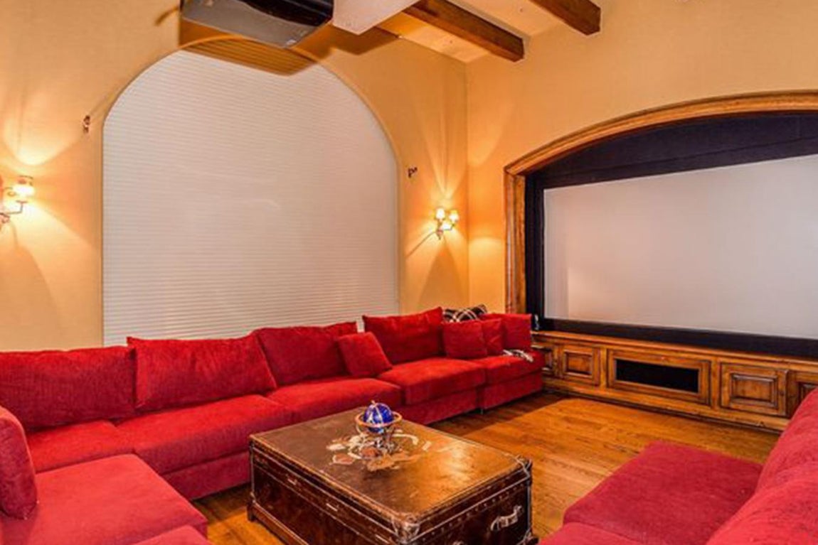 Cine. El sueño de todo cinéfilo. La mansión cuenta con sala de cine propia, con un enorme sofá que cubre todo el perímetro de la habitación. Es la herencia que el consagrado actor ha dejado en su antigua casa