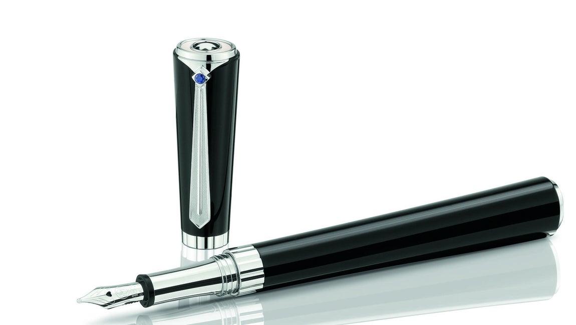 Marlene Dietrich. La pieza está hecha de resina preciosa negra y la forma de su cuerpo toma como referencia la silueta de la diva con su legendario traje pantalón. El clip está adornado con un zafiro, un guiño a su inolvidable papel el «El ángel azul». El corazón del plumín es otro recuerdo a una canción que interpretó en la misma película «Estoy hecha de los pies a la cabeza con amor»