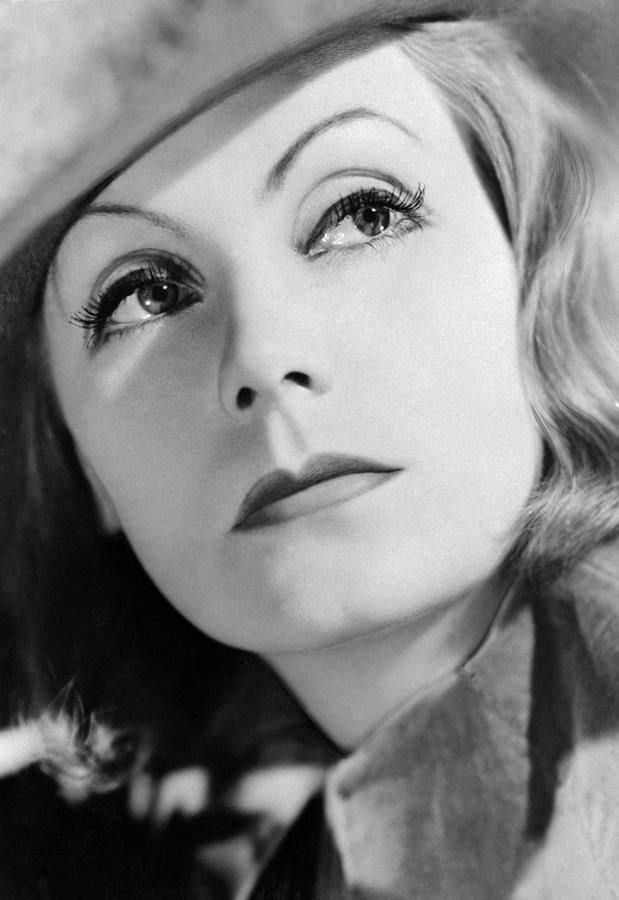 Greta Garbo. La protagonista de «Ninotchka» es una de las musas más representativas de la historia del cine. Las producciones de Hollywood en los años 20 y 30 no podrían entenderse sin Garbo. Fue testigo, además, del paso del cine mudo al sonoro. Su carácter independiente sirvió de inspiración para esta pieza, que quería imitar a «las mujeres que siguen su propio camino». Garbo, una mujer de orígenes humildes, consiguió alcanzar el estrellato y superar todas las limitaciones que surgieron en la lucha por sus objetivos