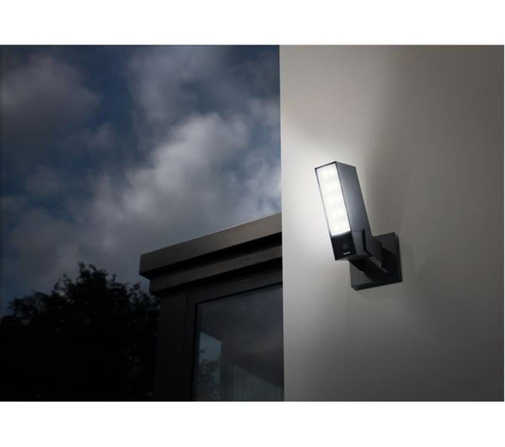 Presence. Tiene la apariencia de un foco de luz, pero se encarga de proteger contra el enemigo. Es un discreto videovigilante tecnológico que conoce perfectamente a los individuos humanos y animales del hogar y también conoce sus vehículos. Su principal función es alertar a los habitantes habituales de la vivienda cuando se aproxima un extraño. En la web de la marca aplican el 25% de descuento durante el 27 de noviembre. (Precio con descuento: 219€))