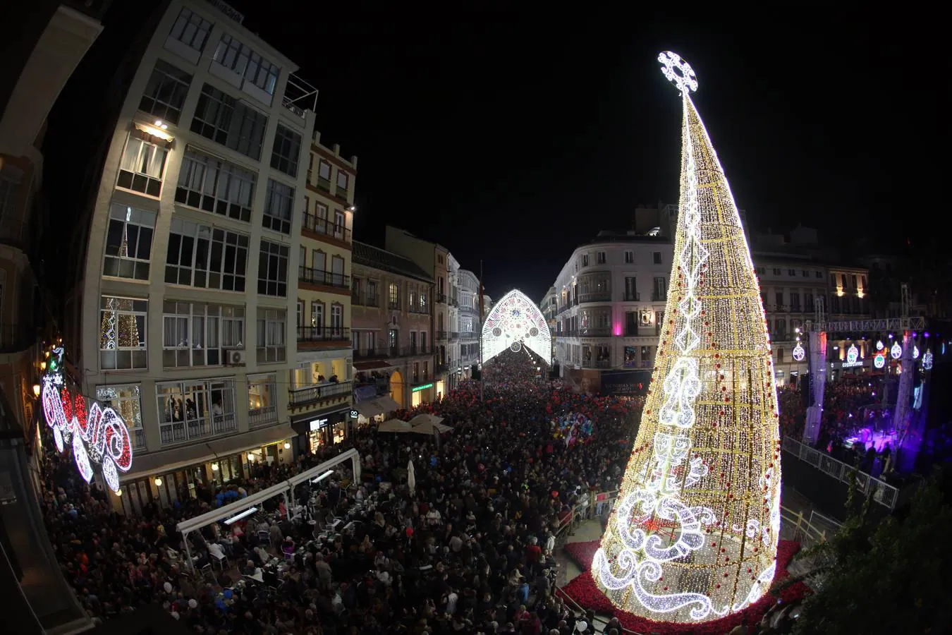 Málaga enciende la Navidad con su espectacular alumbrado