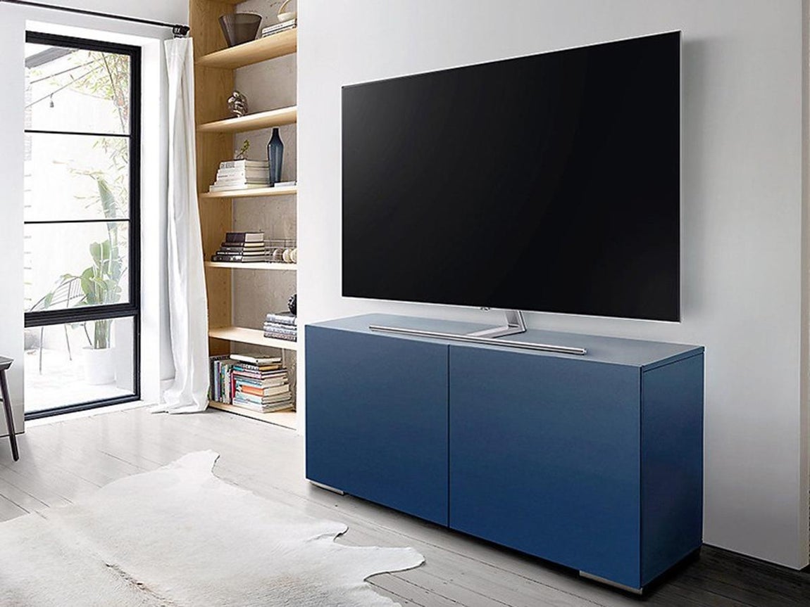 Samsung UE75MU8005. Esta Smart tv ultra plana tiene una calidad de imagen HDR 1000 y panel de 10bit. Se adapta a cualquier espacio gracias a su peana con diseño en V. Su precio rebajado es de 2.998,98€ en El corte Inglés