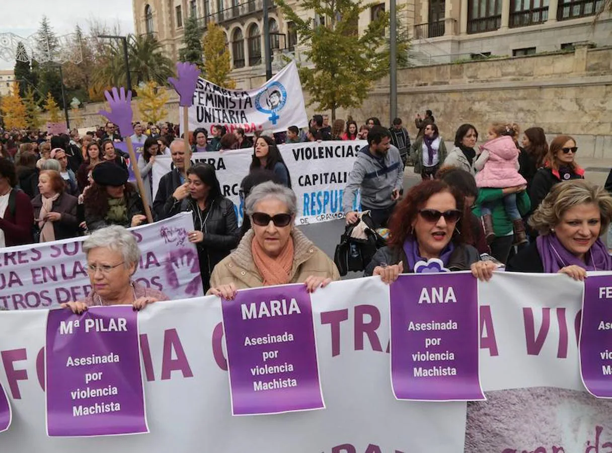 Manifestantes sostienen carteles con algunos nombres de las víctimas. Granada. 