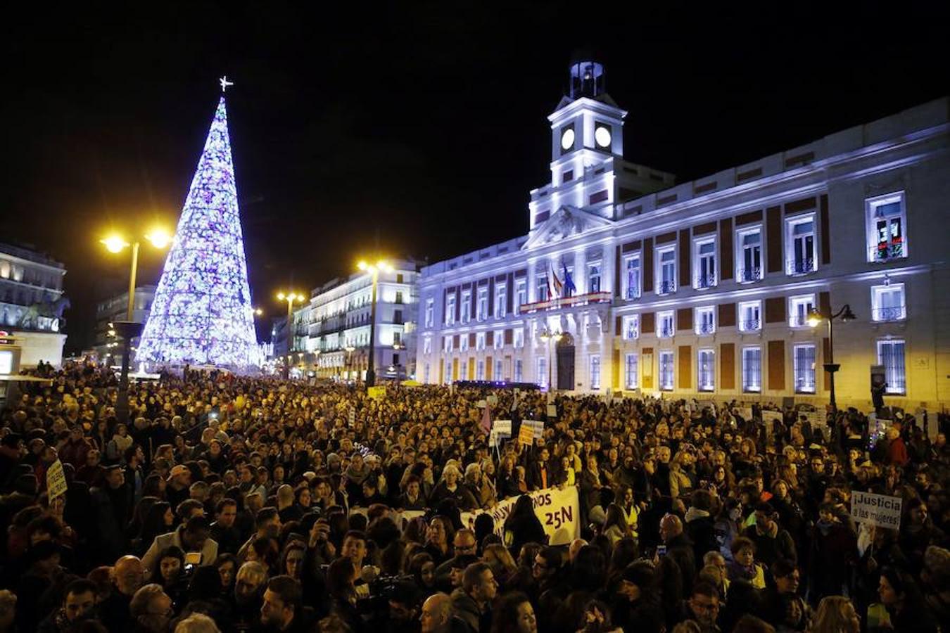 Miles de personas se han manifestado esta tarde por el centro de Madrid exigiendo eliminar la violencia contra las mujeres. 