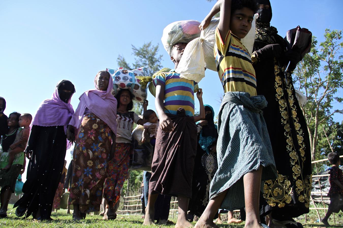 La mayoría de los refugiados rohingyas que están escapando a Bangladés son mujeres, niños y ancianos, ya que denuncian que el Ejército birmano ha matado a los hombres de sus poblados. 