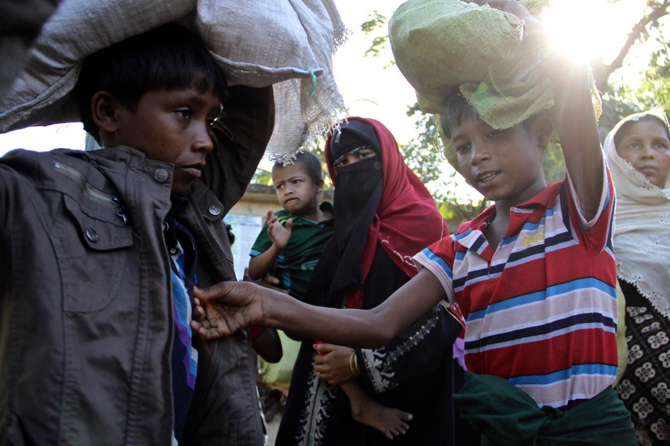 Ocultándose en la jungla, muchos de los refugiados rohinygas que llegan a Bangladés han caminado de noche durante una semana y sin apenas comida. 