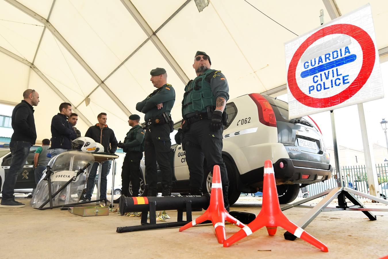 Conociendo a la Armada y a la Guardia Civil