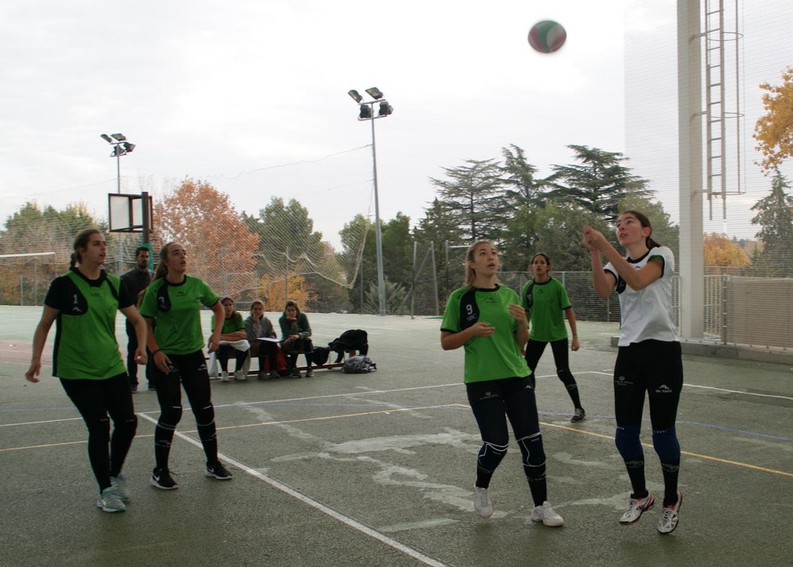 Las mejores imágenes del partido de voleibol juvenil femenino entre BVM Irlandesas y Valdefuentes