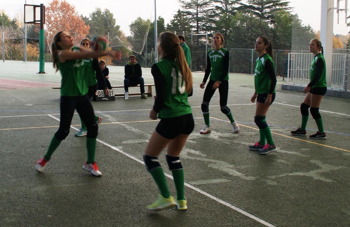 Las mejores imágenes del partido de voleibol juvenil femenino entre BVM Irlandesas y Valdefuentes