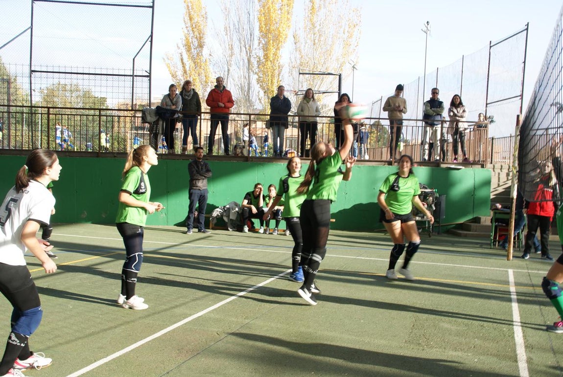 Las mejores imágenes del partido de voleibol juvenil femenino entre BVM Irlandesas y Valdefuentes