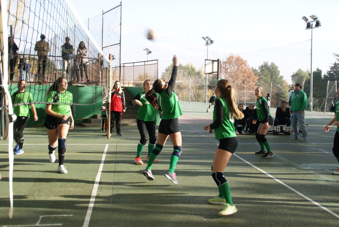 Las mejores imágenes del partido de voleibol juvenil femenino entre BVM Irlandesas y Valdefuentes