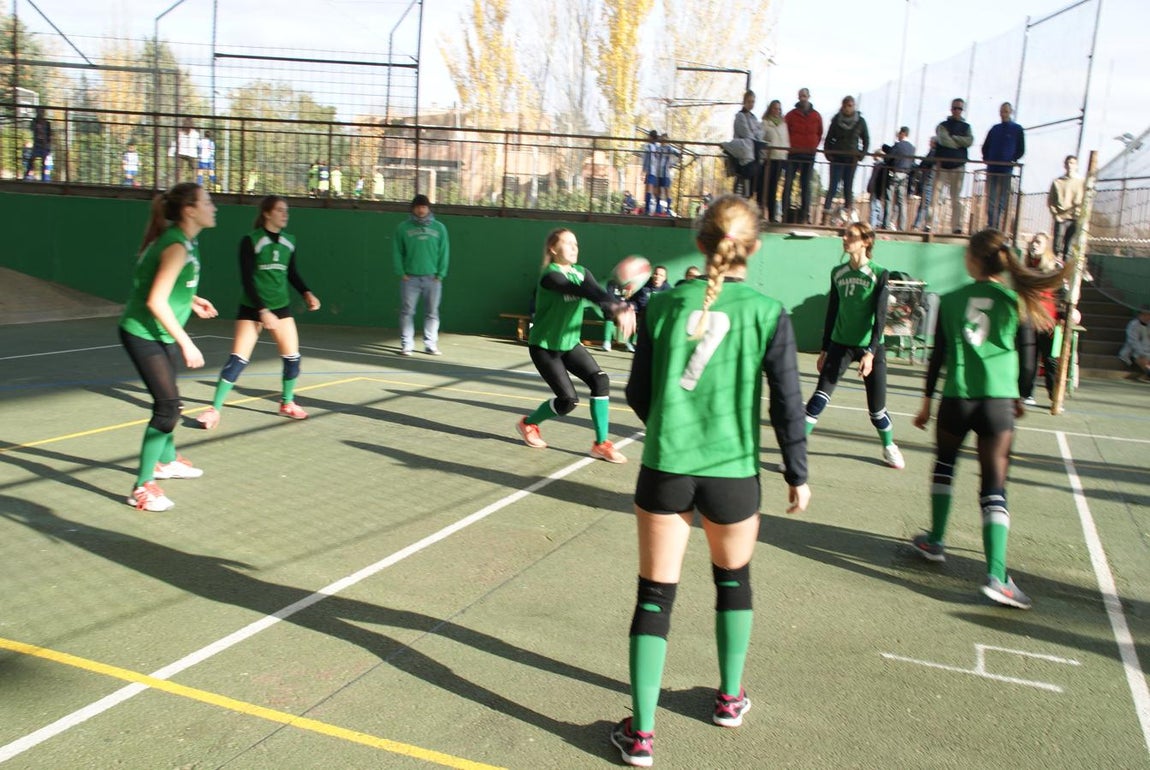Las mejores imágenes del partido de voleibol juvenil femenino entre BVM Irlandesas y Valdefuentes
