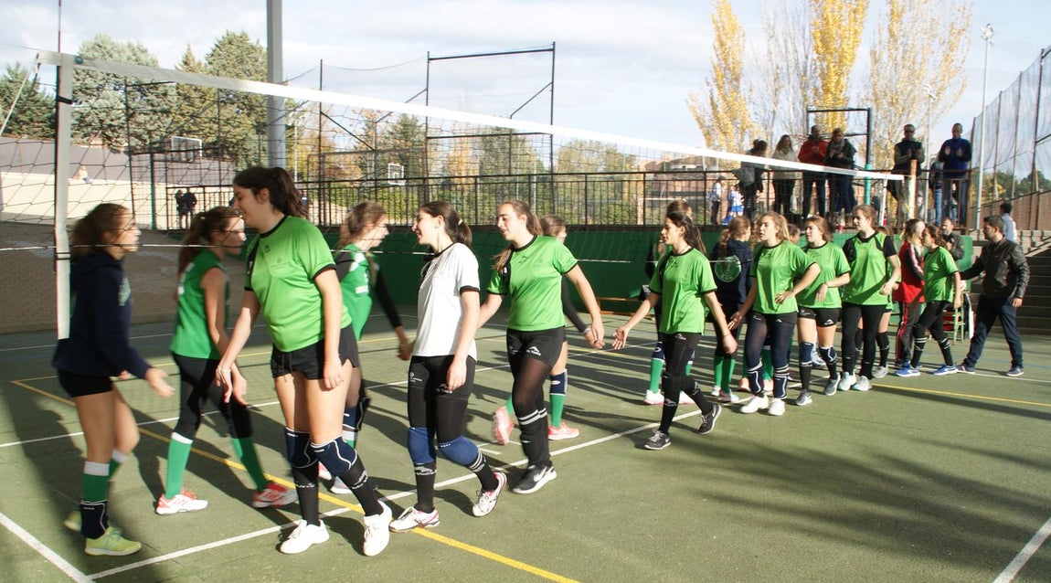 Las mejores imágenes del partido de voleibol juvenil femenino entre BVM Irlandesas y Valdefuentes