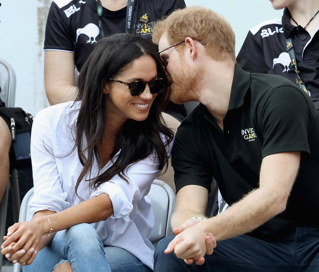La pareja se conoció hace aproximadamente dos años gracias a un amigo que les presentó. Pese a la distancia que les separaba, Markle vivía en Toronto y el Príncipe Harry en Londres, consiguieron que funcionase. Ambos viajaban constantemente para poder verse cada dos semanas. 