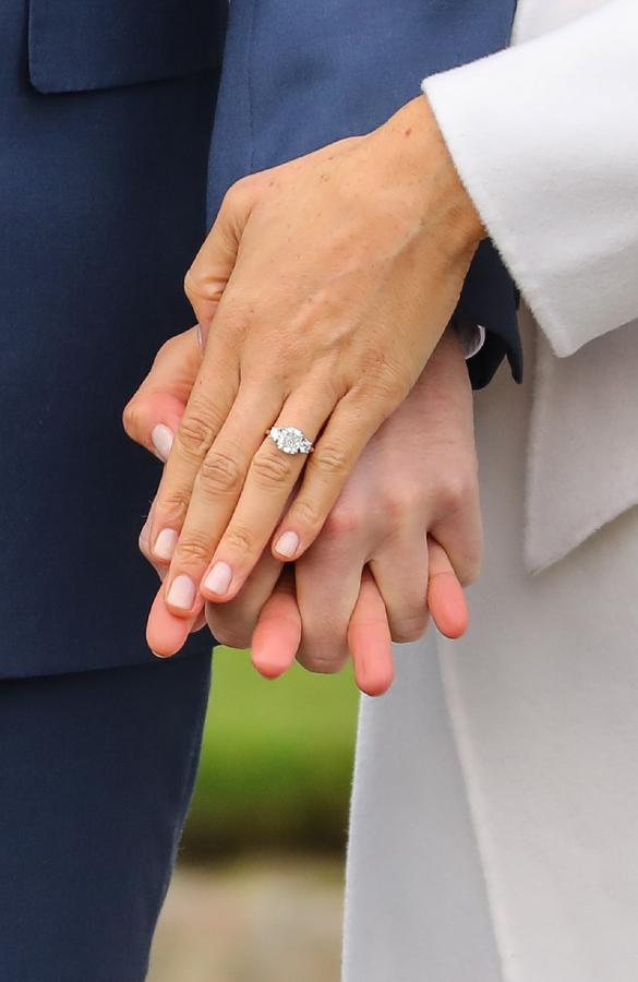 Durante el posado, Meghan Markle mostró brevemente su anillo de compromiso, de oro amarillo y con tres diamentes (uno central de mayor envergadura y dos laterales más pequeños), que según han comentado los propios protagonistas, fue diseñado por el propio Príncipe. Dos de los diamantes pertenecen a un broche de su amada madre y el central es una piedra traída por el Príncipe de Bostwana, donde pasaron sus últimas vacaciones juntos. 