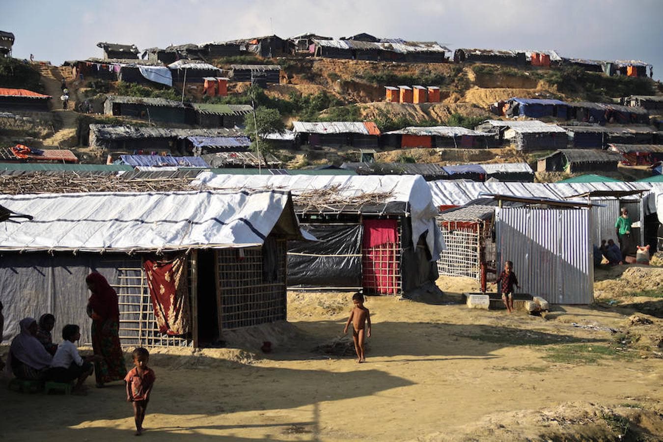 Más de la mitad de los refugiados que viven en los campamentos rohingyas, como este de Balukhali, son niños. 