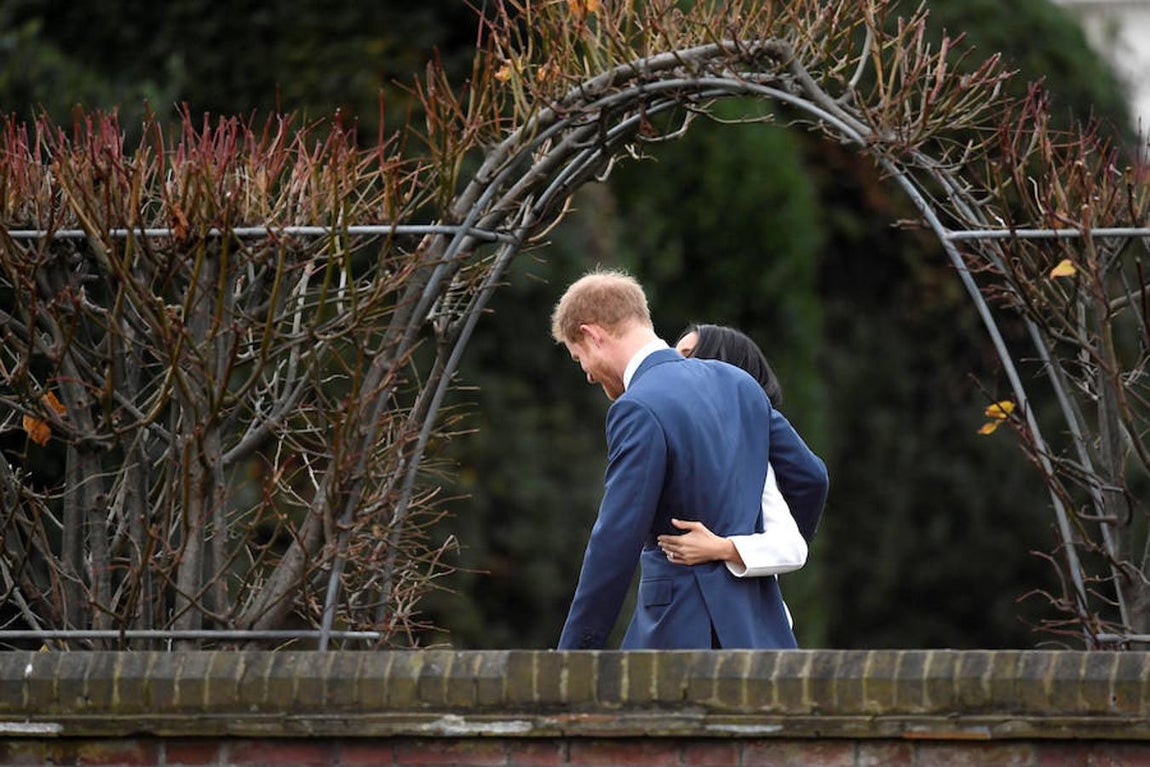 El Príncipe Enrique y Meghan Markle, en los jardines del Kensington Palace –al oeste de Londres– han anunciado su boda.. 