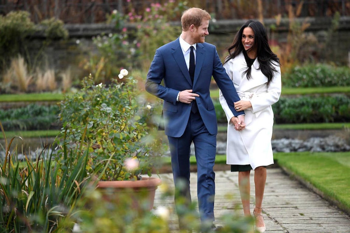 El Príncipe Enrique y Meghan Markle, en los jardines del Kensington Palace –al oeste de Londres– han anunciado su boda.. 