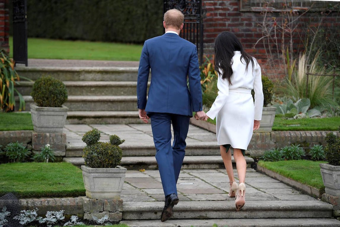 El Príncipe Enrique y Meghan Markle, en los jardines del Kensington Palace –al oeste de Londres– han anunciado su boda.. 