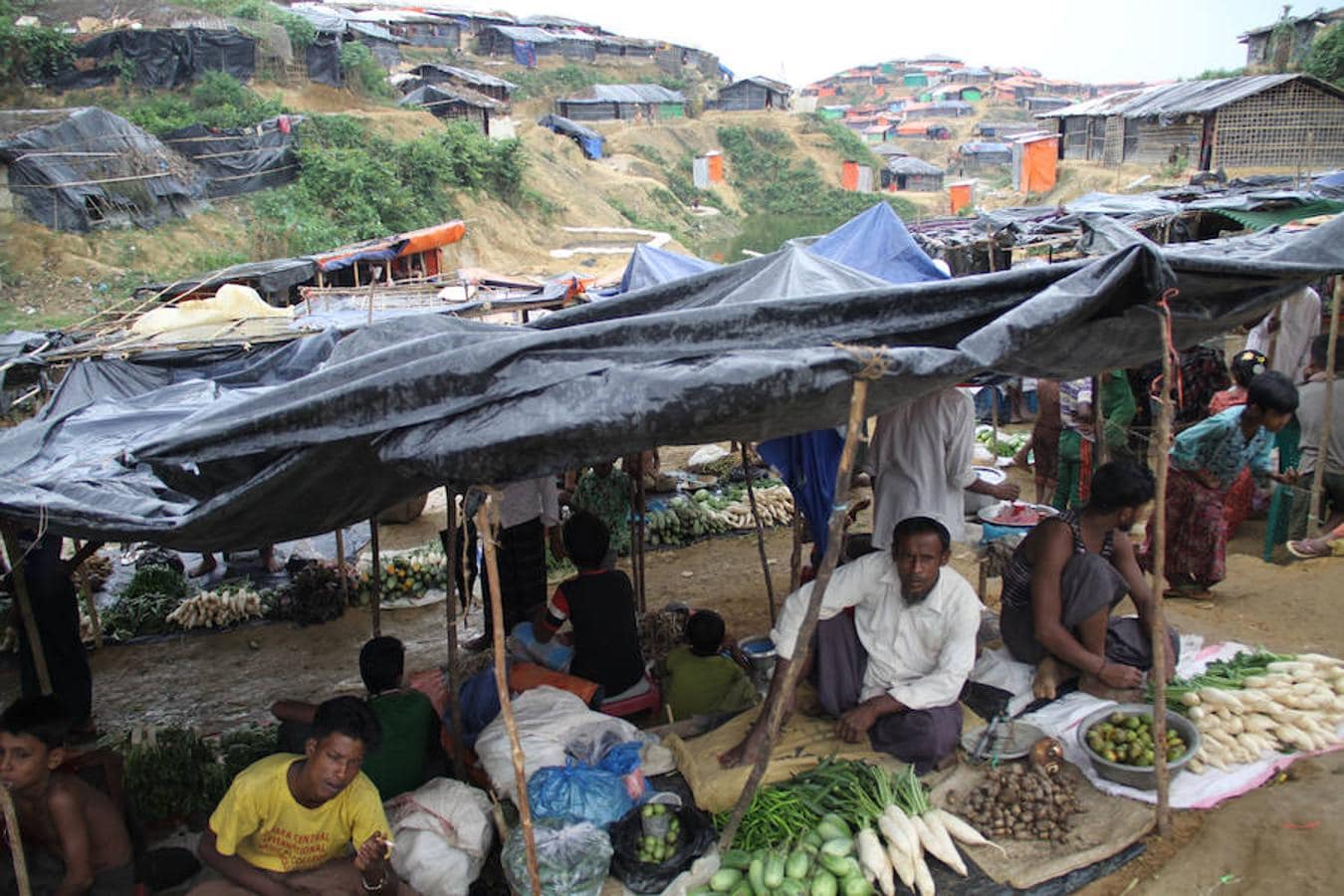 Albergando refugiados Rohingyas desde hace años, los campos de refugiados rohingyas, como este de Kutupalong, ya son auténticas ciudades de chozas de bambú con mercados. 