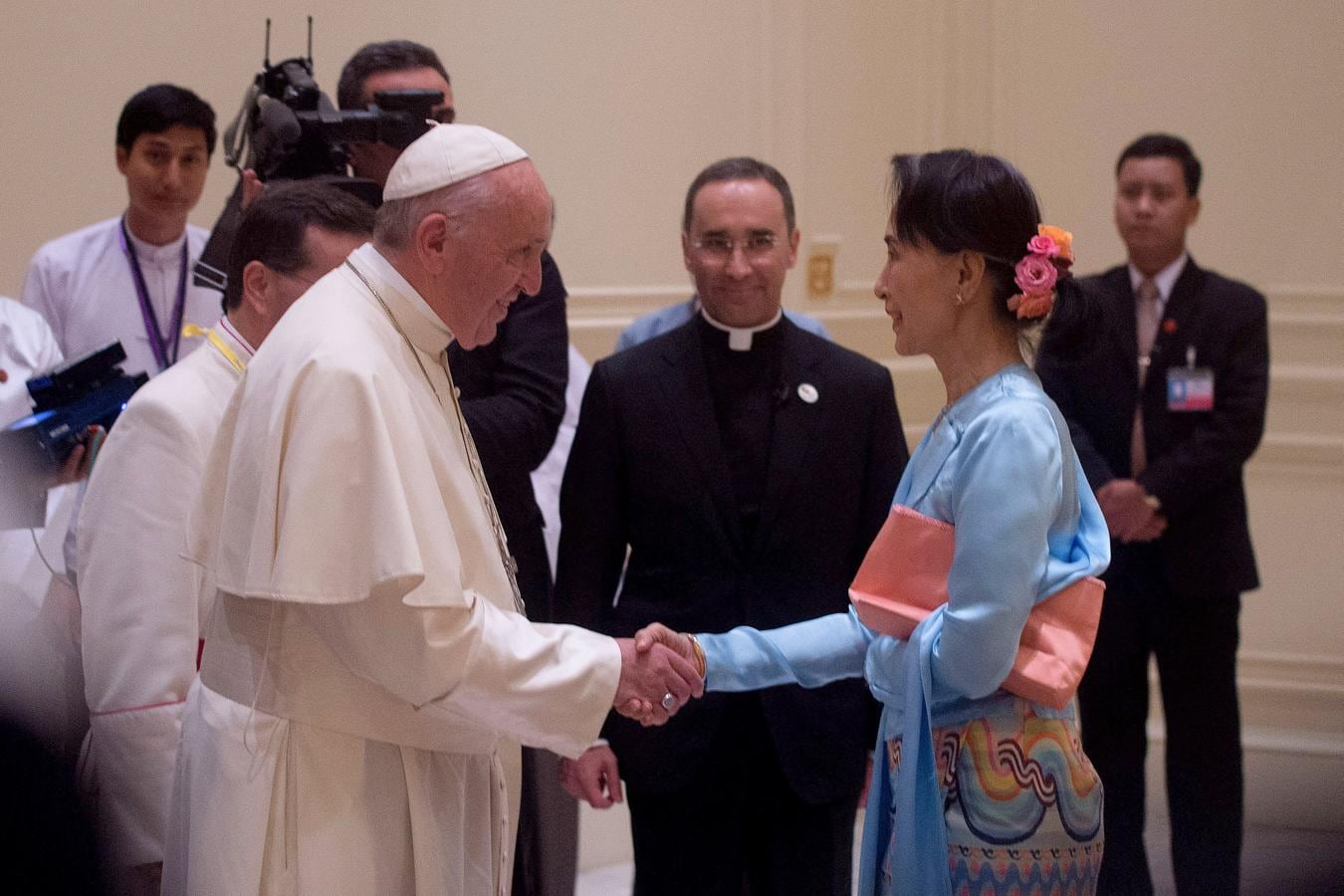 El Papa Francisco saluda a la líder de facto birmana, Aung San Suu Kyi. 