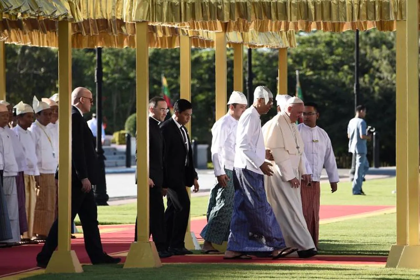 El presidente birmano, Htin Kyaw pasea con el Papa. 