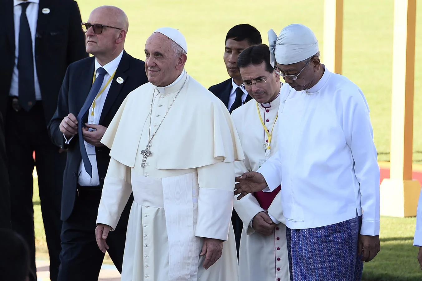 El presidente birmano, Htin Kyaw (dcha), recibe al Papa Francisco (izq). 