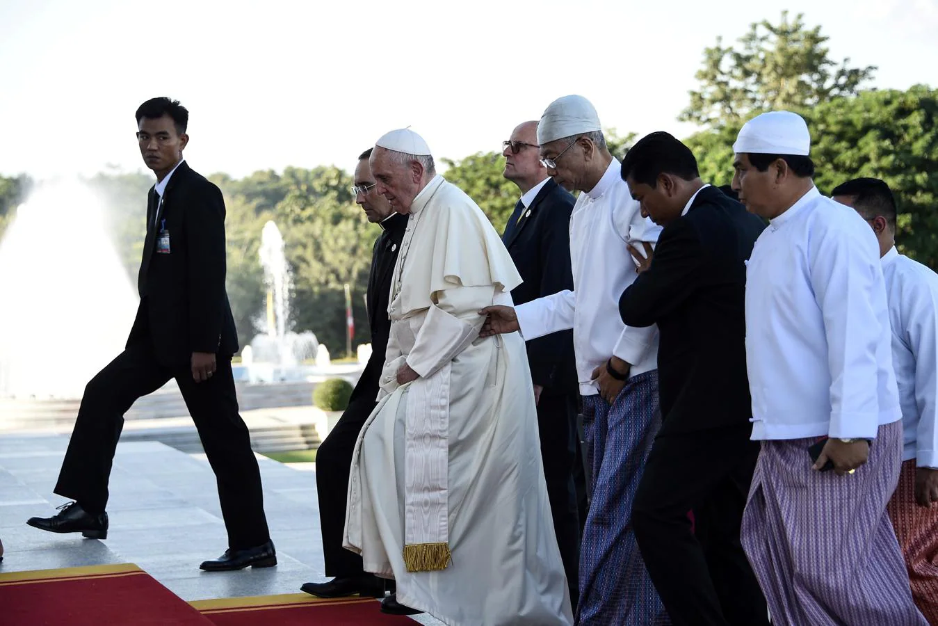 El papa Francisco y Htin Kyaw. 
