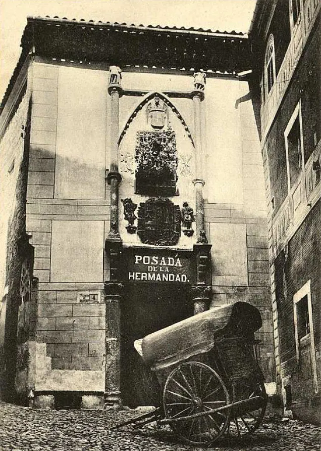Carro ante la Posada de la Hermandad en una postal de Constantino Garcés a principios del siglo XX. Colección Archivo Municipal de Toledo. 
