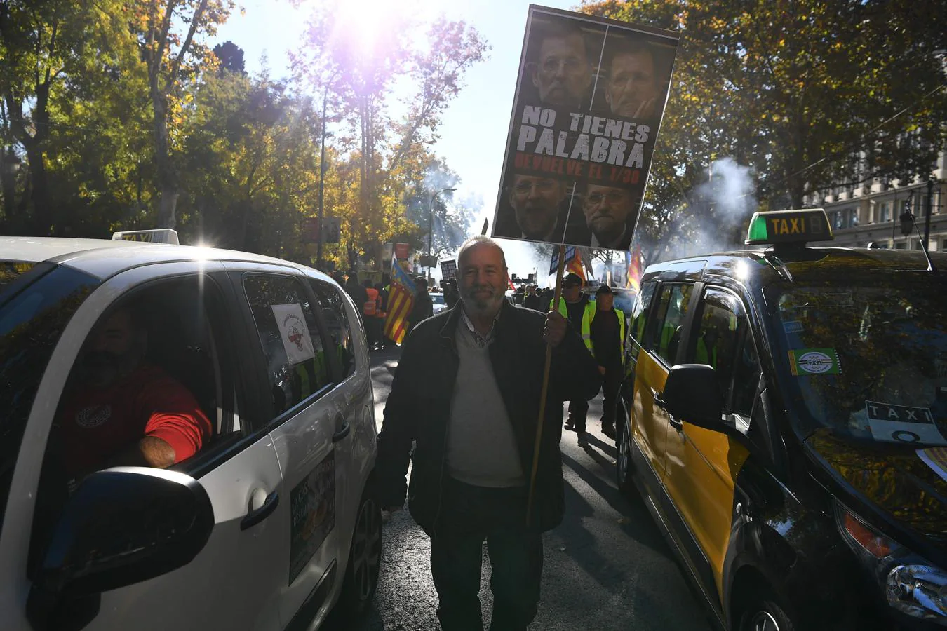 Un manifestante sostiene una pancarta anti-Rajoy.. 
