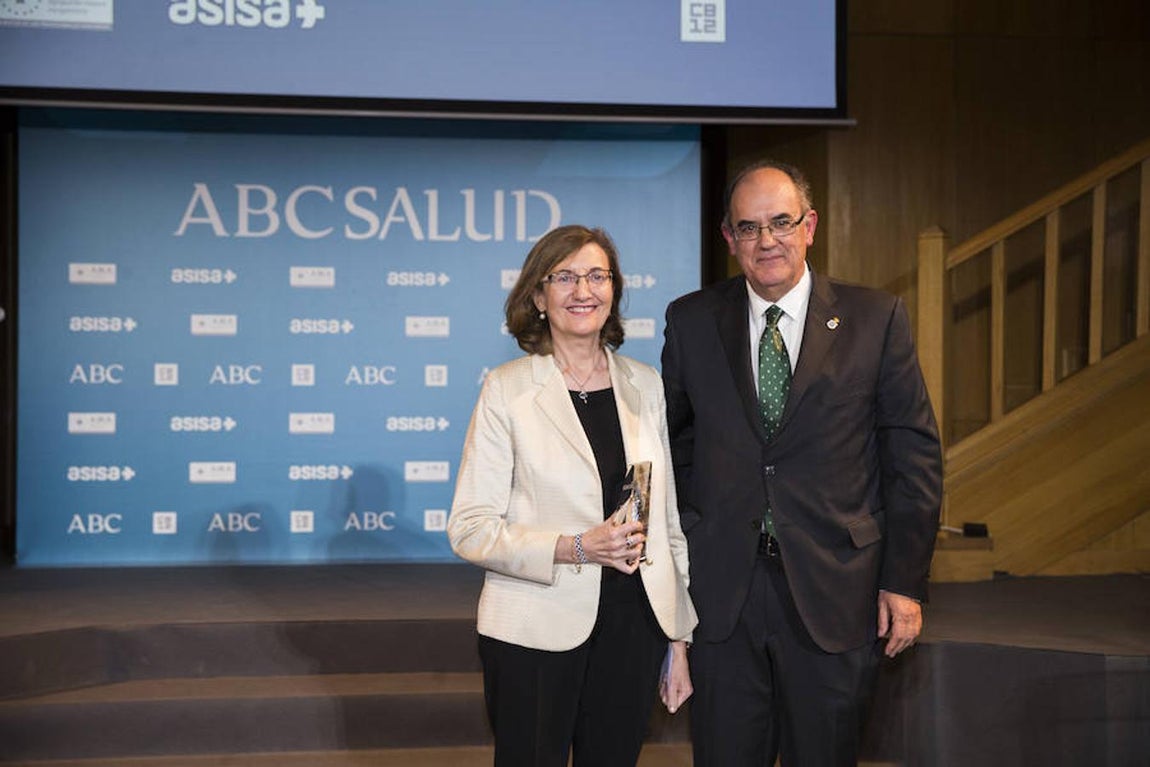 Gala de entrega de los VII Premios  ABC Salud, en imágenes. Premio ABC Salud al Hospital Público del Año 2017 otorgado al Complejo Hospitalario Universitario de la Coruña, que ha recogido marisa Cresop, coordinadora de la Unidad de Insuficiencia Cardiaca y Trasplante Cardiaco (izda). Crespo lo ha recibido de manos de Luis Campo Villarino, presidente de AMA (dcha).