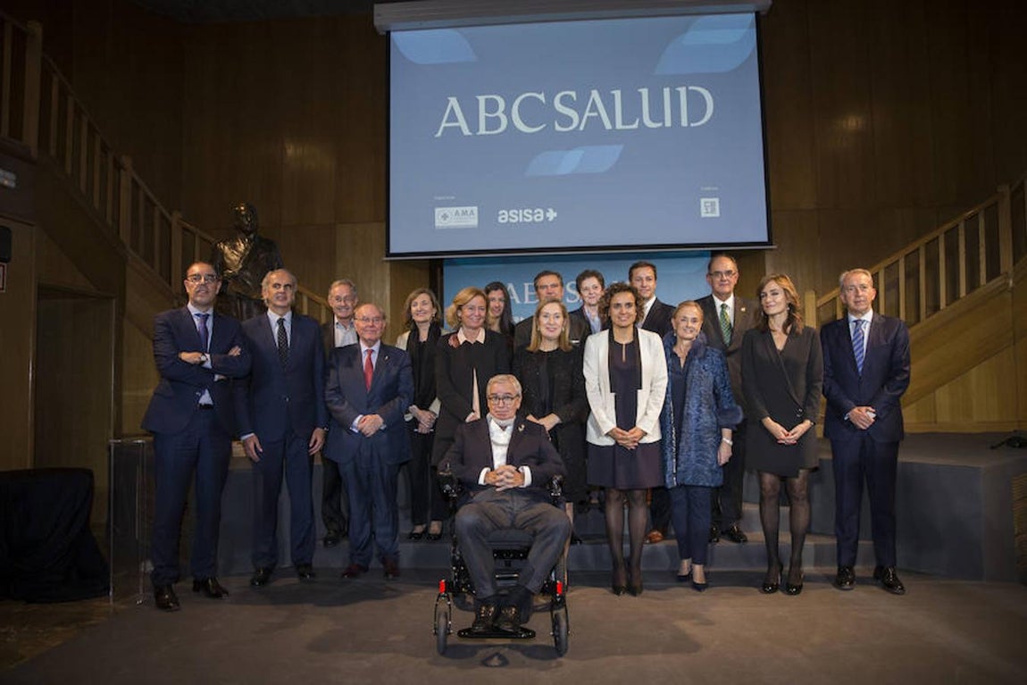 Gala de entrega de los VII Premios ABC Salud, en imágenes. Foto de familia de los premiados junto a  la ministra de Sanidad, Dolors Montserrat, la presidenta del Congreso de los Diputados, Ana Pastor; y la coordinadora de ABC Salud, Nuria Ramírez de Castro.