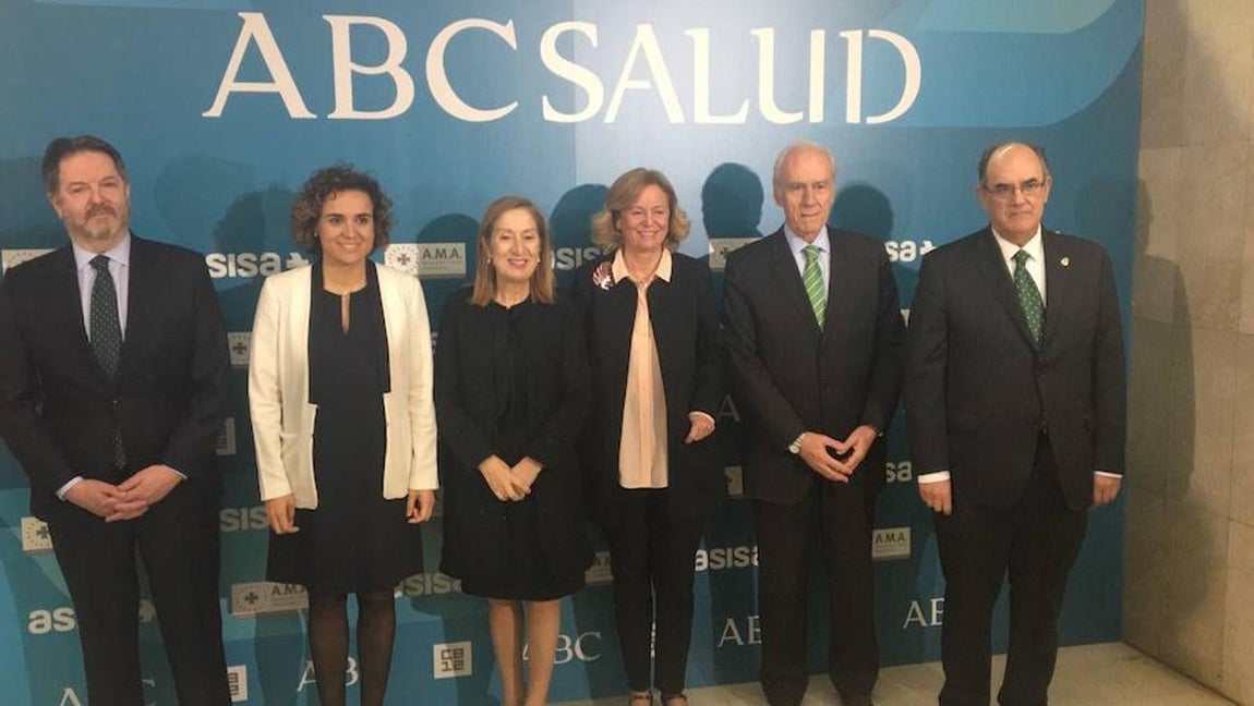Gala de entrega de los VII Premios ABC Salud, en imágenes. De izquierda a derecha: Bieito Rubido, la ministra de Sanidad Dolors Montserrat, la presidenta del Congreso de los Diputados, Ana Pastor; la presidente -editora de ABC Catalina Luca de Tena; el presidente de AMA Seguros, Luis Campos Villamarino y Luis Ortiz Quintana, miembro del consejo de Asisa.