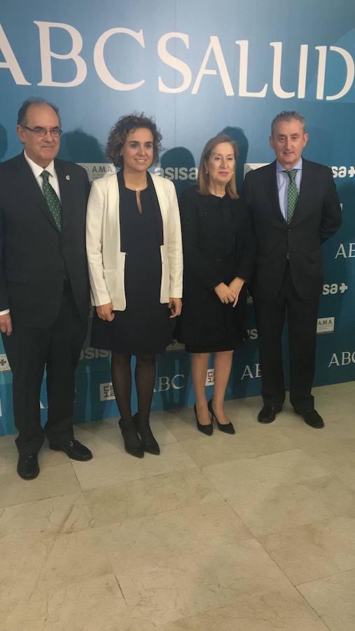 Gala de entrega de los VII Premios ABC Salud, en imágenes. (De izda a dcha) Luis Campos Villamarino, presidente de AMA Seguros; la ministra de Sanidad Dolors Montserrat; la presidenta del Congreso de los Diputados, Ana Pastor y Luis Ortiz Quintana, miembro del consejo de Asisa.