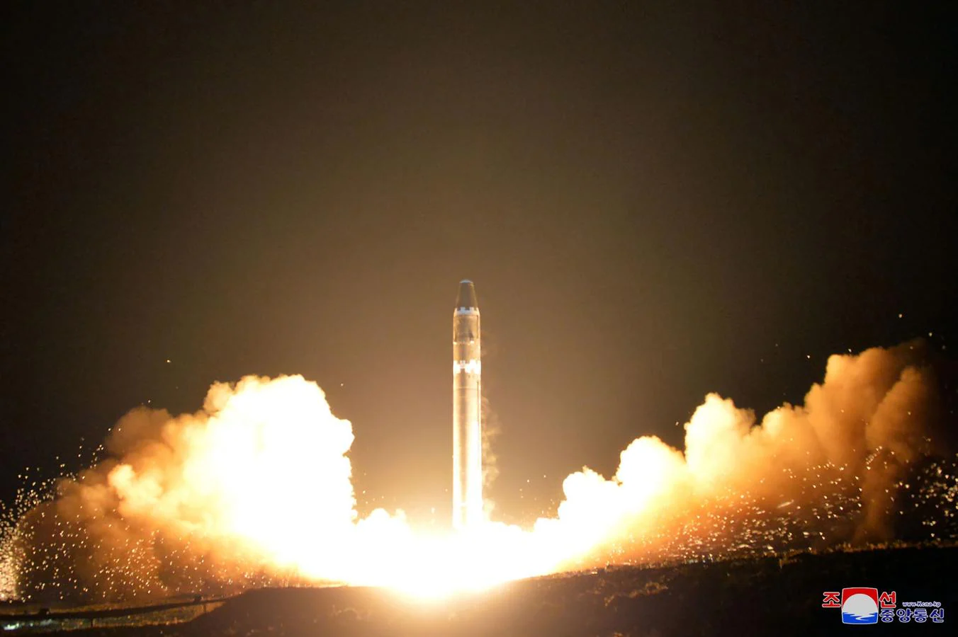 El lanzamiento del nuevo misil balístico intercontinental Hwasong-15, en imágenes