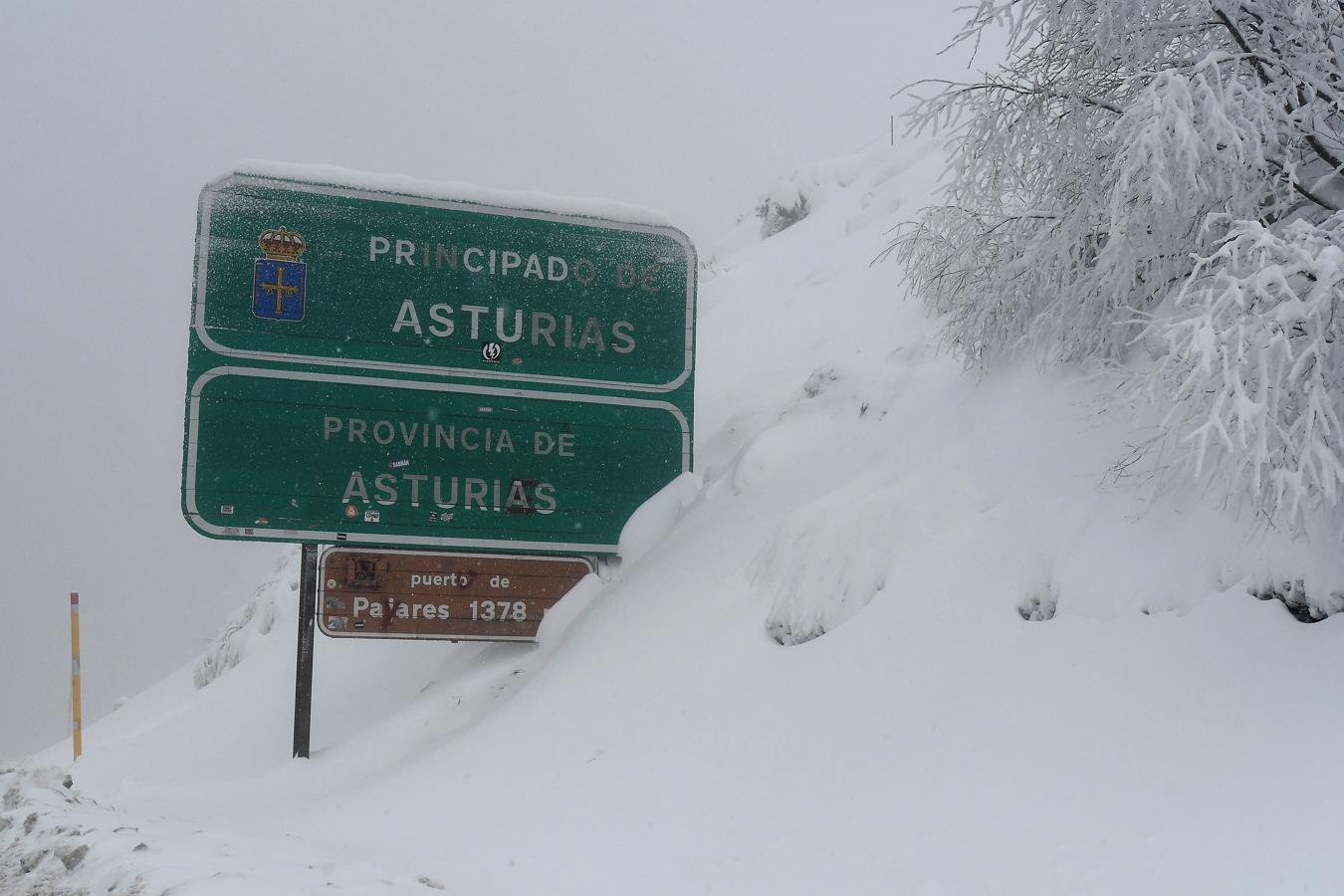 Vista de la nieve caída en ela zona limítrofe entre León y Asturias, en el Puerto de Pajares (León)