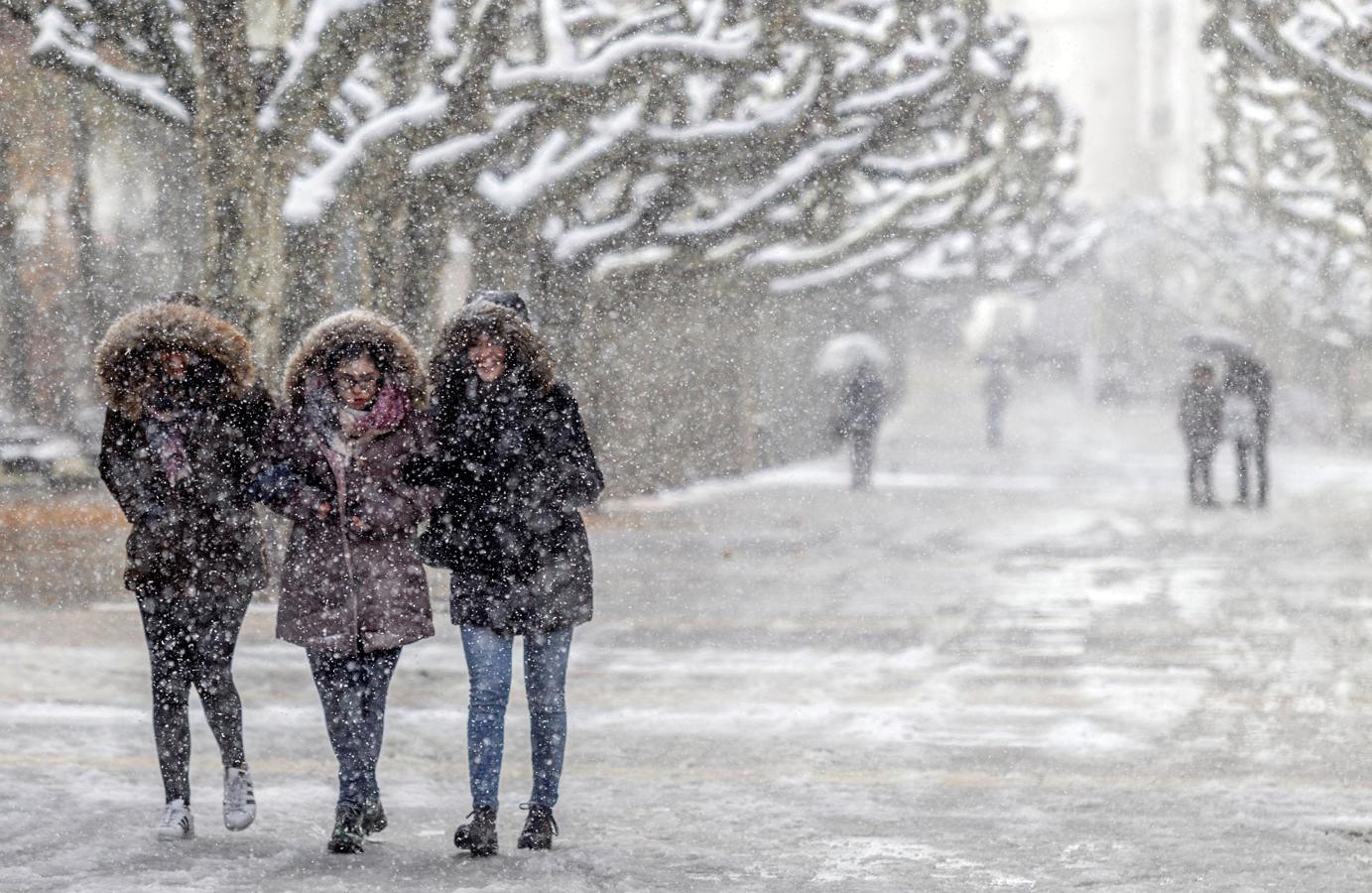 Burgos. Varias personas caminan entre la nieve en Burgos