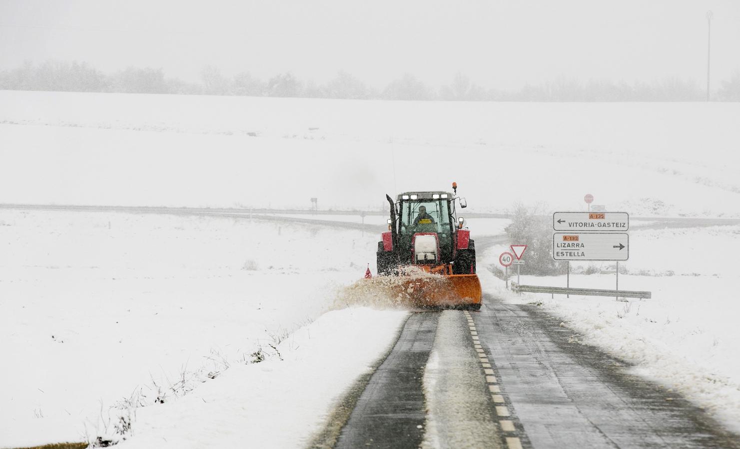 Vitoria. Un tractor limpia la carretera de acceso a la aldea de Aberasturi, en la zona rural de Vitoria,