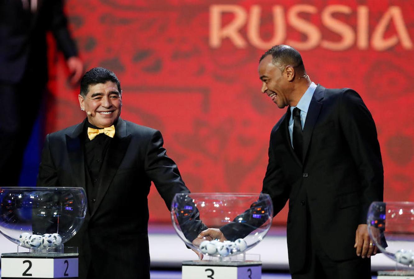 Maradona y Cafú, mítico lateral brasileño, bromean segundos antes del sorteo. Reuters